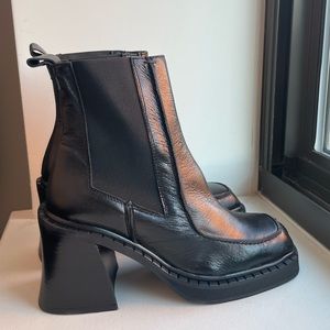 Topshop Hunter heeled leather ankle boot in black